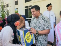 Bupati Banteng Uji Nurdin Bagikan Bingkisan Lebaran ke Penyapu Jalan dan Tukang Becak