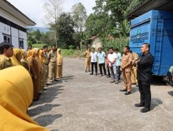 Sidak di Dinas Sosial, Bupati Lutim Irwan Bachri Tegaskan Pentingnya Disiplin Pegawai
