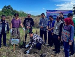 Taruna Ikrar Tanam Ketapang Kencana di Lokasi Pembangunan Loka BPOM Manggarai Barat