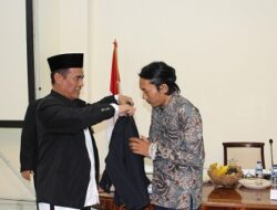 Ketua Umum KKSS Pakaikan Jas kepada Agam Rinjani sebagai Tanda Kolaborasi dengan Generasi Muda