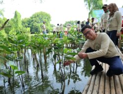 Hadiri HUT ke-58 Kadin, Kepala BPOM Taruna Ikrar Ikut Tanam Mangrove di Pantai Indah Kapuk